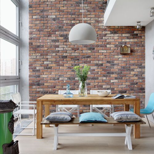 Błękit, cegła i drewno. Loft z kotami