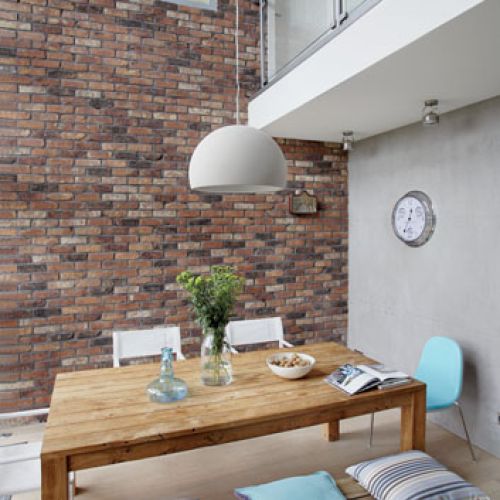 Błękit, cegła i drewno. Loft z kotami