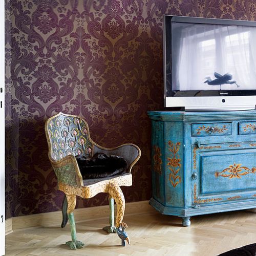 Błękitna kolonialna komoda trafiła do sypialni jako szafka pod telewizor