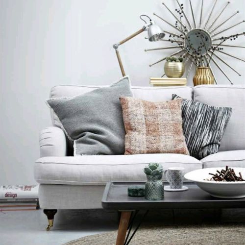 Bogactwo odcieni tego koloru - od srebrzystych, przez gołębie, po grafitowe - daje wiele możliwości zarówno łączenia ich ze