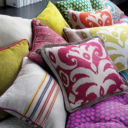 Modne tkaniny w oknach, na stole i kanapie