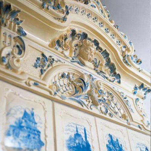 Bogato zdobiony piec jest wyjątkową dekoracją salonu.