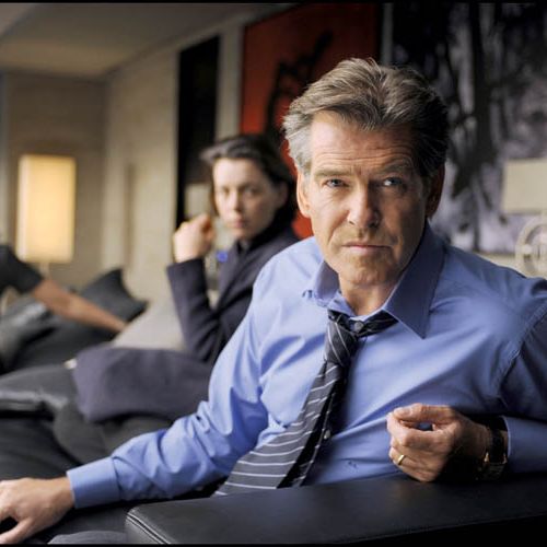 Bohater filmu Adam Lang (grany przez Pierce a Brosnana) wciąż przesiaduje na przepastnej kanapie pośrodku salonu.