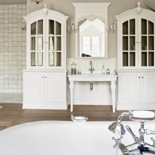 Bretońska architektura przeniesiona do Puszczy Kampinoskiej.