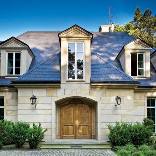 Bretońska architektura przeniesiona do Puszczy Kampinoskiej.