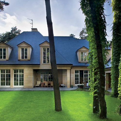 Bretońska architektura przeniesiona do Puszczy Kampinoskiej.