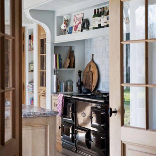 Brytyjska czarna Aga, na podłodze włoski marmur, na blacie różowy belgijski, a płytki z Maroka.