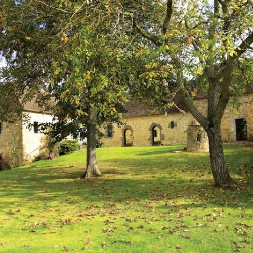 Budynki folwarku otoczone zielenią. Świat według Opałki