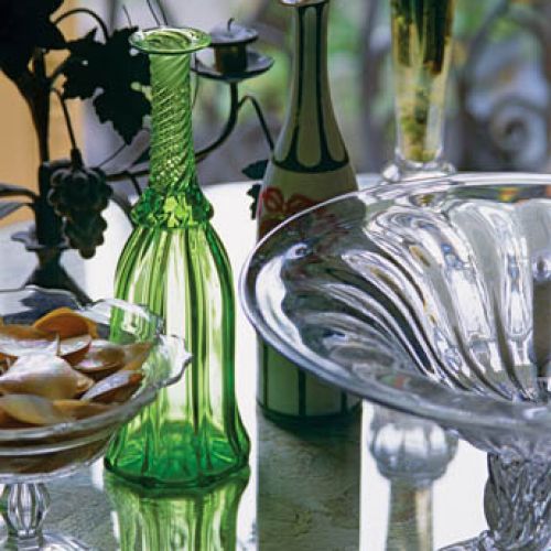 Butelki i karafki też ładnie ozdobią stół. Fot. Redcover.com/East News