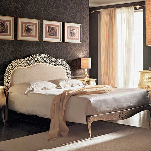 By ocieplić zimną ramę łóżka, zagłówek wyłożono tkaniną. Oprócz srebrnego i złotego można