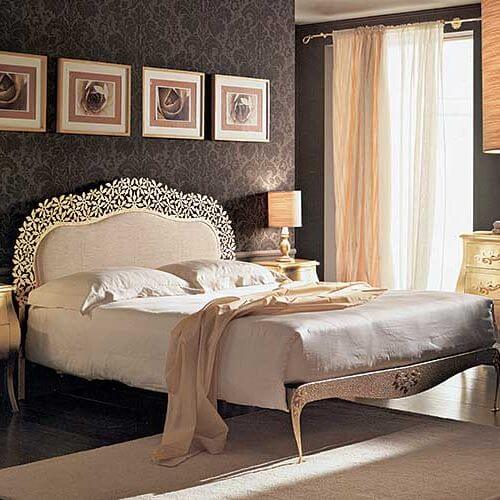 By ocieplić zimną ramę łóżka, zagłówek wyłożono tkaniną. Oprócz srebrnego i złotego można