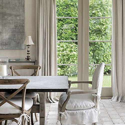 Cała w szarościach i beżach. Rezydencja w kolorach piasku i oceanu