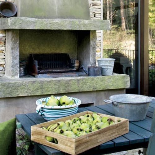 Całość doskonale wpasowuje się w podwrocławski pagórkowaty krajobraz i działkę z widokiem na stare lipy, dęby i buki.