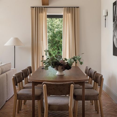 przytulna jadalnia z drewnem i cegłą na podłodze