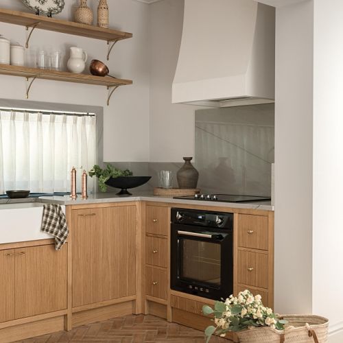 kuchnia z drewnem i cegłą na podłodze