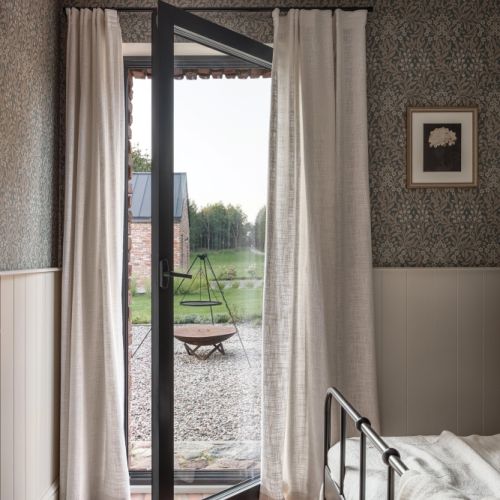 wnętrza z cegłą i z drewnem