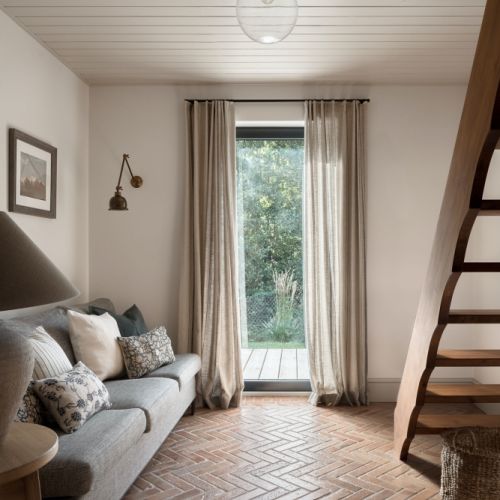 wnętrza z cegłą i z drewnem w wakacyjnym domu