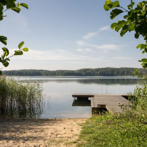 dom na mazurach z widokiem na jezioro