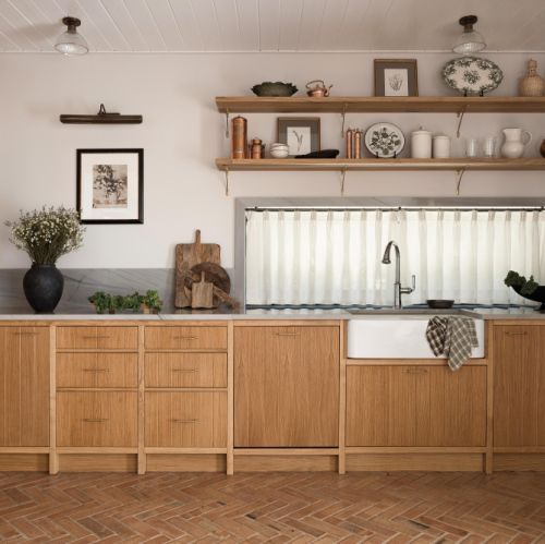 kuchnia z drewnem i cegłą w wakacyjnym domu