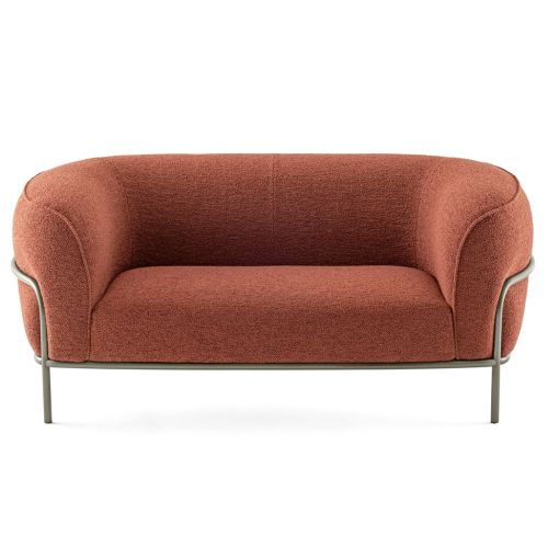 sofa w kolorze ceglastym