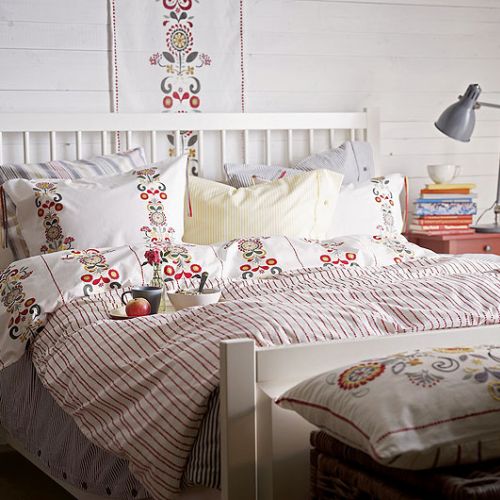 Cena 139,99 zł oraz szara Nyponros, tkana z farbowanej bawełnianej przędzy za 99,99 zł. IKEA