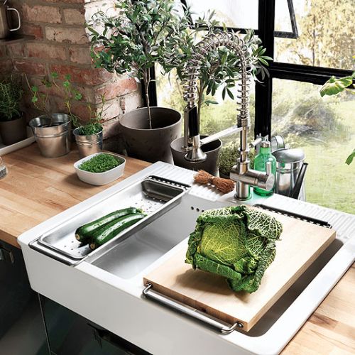 Ceramiczny zlew Domsjö za 474,99 zł z deską (49,99 zł) i durszlakiem (59,99 zł). Bateria Hjuvik, 449 zł. IKEA