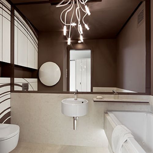 Ceramika Flaminia, baterie Gessi. Nowoczesny apartament w beżach i błękitach