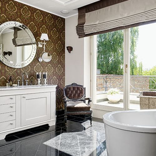 Ceramika Loop Friends kupiona w Villeroy Boch, baterie to Axor Montreux. Tapeta od Ralpha Laurena.