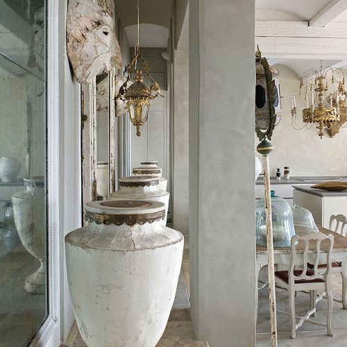 Ceramika Sophie Lavaux i awangardowe rzeźby Stéphane’a Broutina.