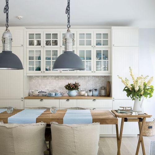 salon z kuchnią w stylu nadmorskim