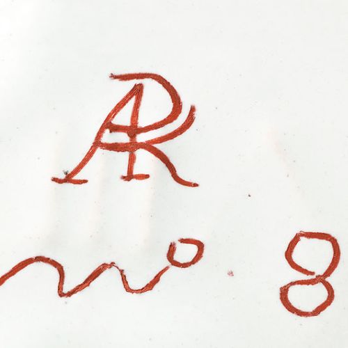 Charakterystyczna sygnatura manufaktury porcelany De Grieksche A, cyfra 8 oznacza numer wyprodukowanego naczynia.