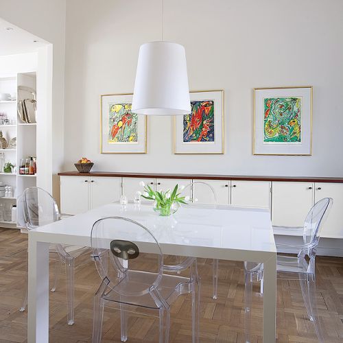 Charakterystyczne meble Kartell. Pałacowe wnętrze po skandynawsku