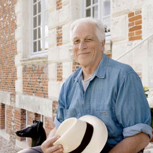 Charlesa Spada - projektant i antykwariusz - przed swoim zameczkiem.