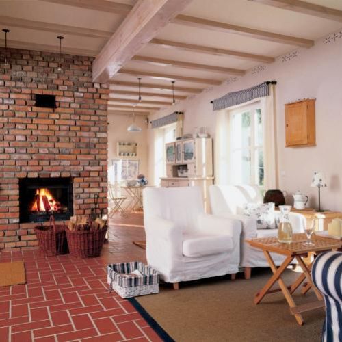 Chata ma tylko 90 metrów kwadratowych. Jaśniutkie kolory i otwarta przestrzeń parteru sprawiają, że wydaje