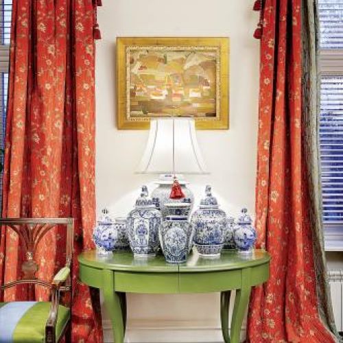 Chińska lampa pośród waz z Delft. Do tego angielskie zasłony i tureckie dywany. Różne wzory i kolory, a wszystki