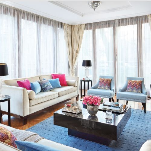 Chłodne meble – stoliki BB Home, fotele Mint Grey – ożywiają kolorowe akcenty – poduchy Missoni z Likus Home Concept.