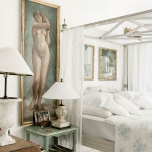 Chłodne, przetarte kolory są doskonałym tłem dla obrazów przedstawiających sceny z życia wyspy pod panowaniem Maurów.