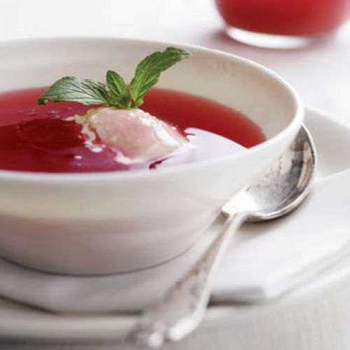 Chłodnik z rabarbaru z lodami truskawkowymi.