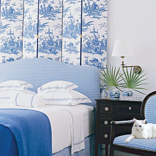 Choć w tropikach to ma francuski charakter. To za sprawą parawanu obitego tkaniną Toile de Jouy i łóżka z