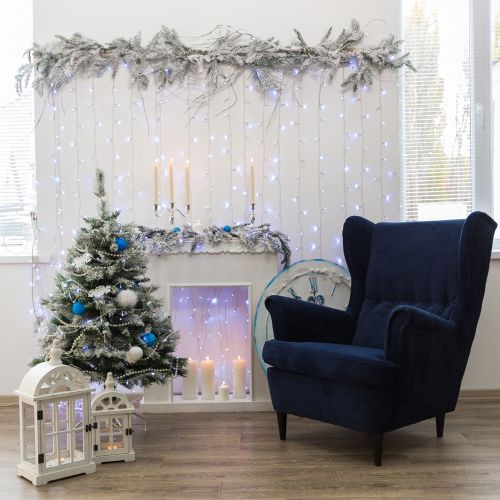 Ciekawym rozwiązaniem jest stworzenie kącika świątecznego, w którym choinka może być mała.