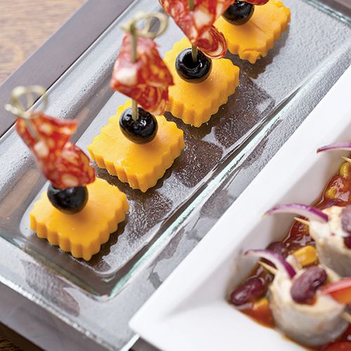 Chorizo z oliwkami i serem z pesto. Szybkie przekąski na letnie przyjęcie