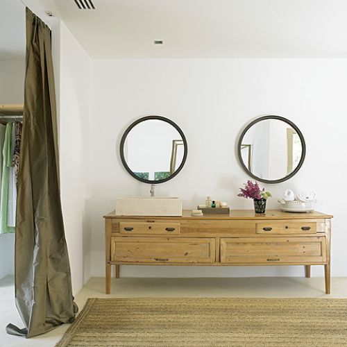 Ciekawe dodatki, np.okrągłe lustra. Elegancka willa w kolorach natury