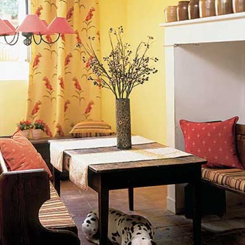 Ciekawe połączenie koloru różowego i bananowego, kwiatów i pasów. Aranżacja DECODORE.