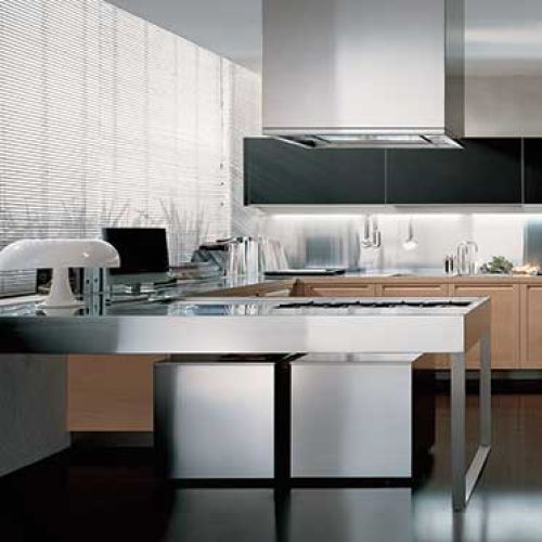 Ciekawe połączenie praktycznych blatów ze stali z klasycznymi drewnianymi szafkami. Kuchnia Time firmy Varenna