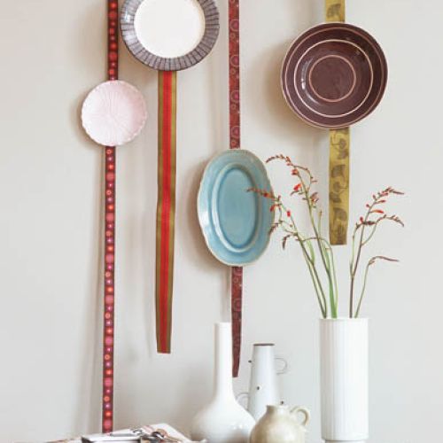 Ciekawy pomysł - talerze zawieszone na wstążkach.
