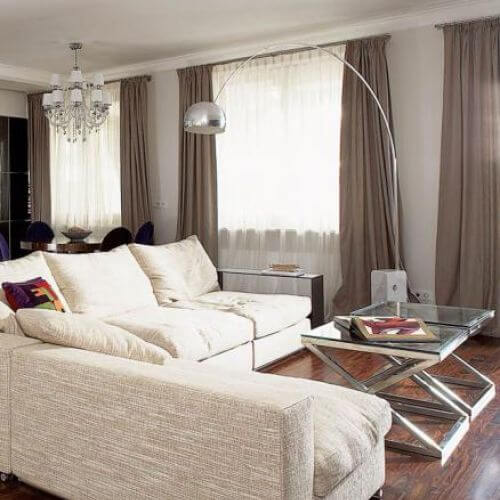 Ciekawy stolik ze szklanym blatem. Apartament kosmopolityczny