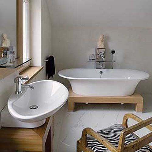 Ciekawym rozwiązaniem jest wanna umieszczona na drewnianym stelażu.