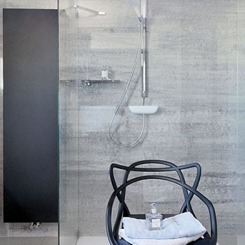 Cieniowany gres na ścianie. Dom z widokami