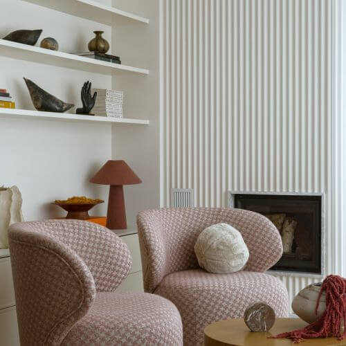 mieszkanie z ryflowanymi meblami