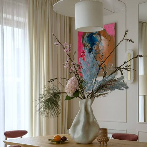 kobiece mieszkanie z ryflowanymi meblami i sztuką